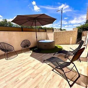  Hébergement de vacances Maison De Charme Avec Jacuzzi